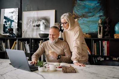 senior-couple-with-laptop